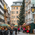 Christmas market stalls along Herzog-Friedrich-Strasse (1661 návštěv) Christmas market stalls lining Herzog - Friedrich - Strasse in Innsbruck Old Town Christmas market stalls along Herzog-Friedrich-Strasse